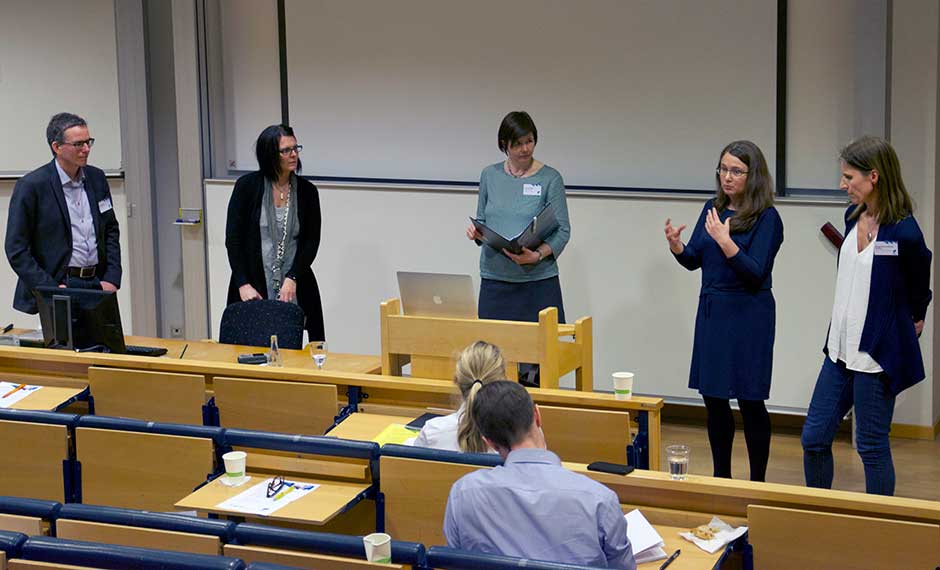 Moderator Selma Sedelius (mitten) samtalar med från vänster Ulf Ellervik, Frida Stranne, Ulrika Björkstén och Margareta Gustafsson Kubista.